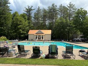 Foto de la galería de Cozy Attitash Getaway-1BR-Pool-Walk to Attitash en Bartlett