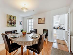アランデルにある3 Bed in Arundel 90894のテーブルと椅子のあるダイニングルーム +9枚の写真