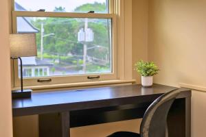 a desk in a room with a window and a chair at Westcott 2BR 3 Bed Apt in Mansion mins to SU JMA Dome in Syracuse