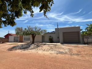 a house with a tree and a garage at Studio Casa21 - Moderno e aconchegante in Cáceres