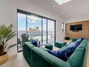 Χώρος καθιστικού στο 6 Bed in Westward Ho 91693