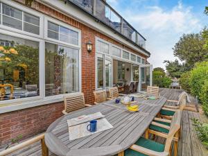 une table et des chaises en bois sur une terrasse dans l'établissement 2 Bed in Bexhill-on-sea 95831, à Bexhill-on-Sea