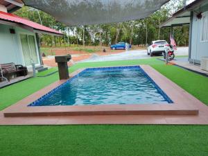 a swimming pool in the yard of a house at Homestay D'Pengkalan in Masjid Tanah