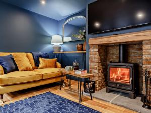 a living room with a couch and a fireplace at 2 Bed in Leyburn 93162 in Leyburn