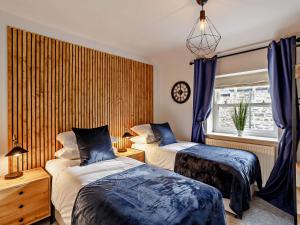 a bedroom with two beds and a window at 2 Bed in Leyburn 93162 in Leyburn