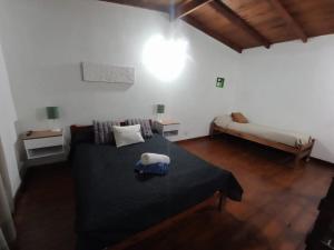 a bedroom with a bed and a bench in a room at Departamento en Dolores Precio exclusivo en entrada a Parque Termal in Dolores