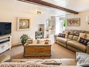 a living room with a couch and a coffee table at 3 Bed in Ventnor 89972 in Niton