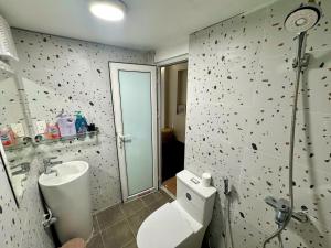 une salle de bain avec toilettes et lavabo dans l'établissement Skylux Hanoi Homestay, à Hanoï