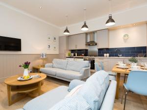 イーストボーンにある3 Bed in Eastbourne EHC38のリビングルーム(ソファ2台付)、キッチンが備わります。