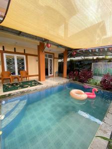 una piscina con un flotador en el agua en Villa Fathan bukit cipendawa, en Cianjur