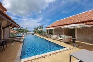 ein Bild von einem Swimmingpool in einer Villa in der Unterkunft Katamanda Villa Allegra 5 bedroom Seaview villa in Kata Beach