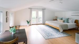 a bedroom with a bed and a table in it at Hummingbird Home by AvantStay Boat House Dock in Statesville
