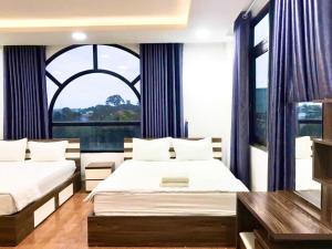 Ένα ή περισσότερα κρεβάτια σε δωμάτιο στο Hotel Hoa Cúc Phương Dĩ An - Bình Dương