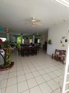 Restaurace v ubytování Casa matanchen privada a pie de playa