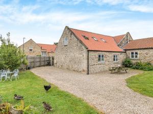 an old stone house with chickens in the yard at 1 Bed in Richmond 93264 in Richmond