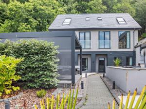 a house with a glass extension to a garden at 4 Bed in Talsarnau 96164 in Talsarnau