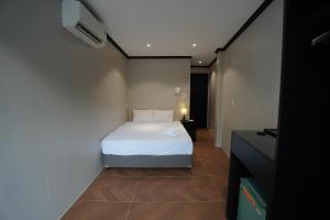 Ένα ή περισσότερα κρεβάτια σε δωμάτιο στο HY Local Budget Hotel - 5 mins walk to Hoi An Ancient Town