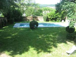 een tuin met een zwembad in een achtertuin bij L'Atelier d'Azas in Azas