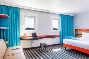 Postel nebo postele na pokoji v ubytování ibis Styles Antony Paris Sud