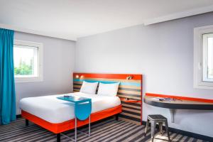 Postel nebo postele na pokoji v ubytování ibis Styles Antony Paris Sud