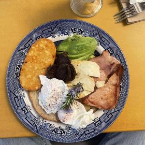 クーマにあるThe Travellers Restの青白皿