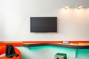 TV a/nebo společenská místnost v ubytování ibis Styles Antony Paris Sud