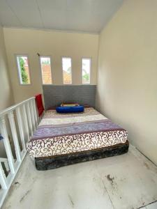 a bedroom with a bed in the corner of a room at Villa Fathan in Tjiandjur +3 photos