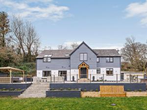カーナーヴォンにある5 Bed in Caernarfon 80729の大灰色の家
