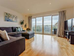 Una sala de estar con un sofá y un televisor de pantalla plana. en 4 Bed in East Cowes 93249, en Newport