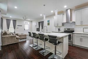 Η κουζίνα ή μικρή κουζίνα στο Luxury 3-Bedroom Oasis with Open Living Space & Designer Touches