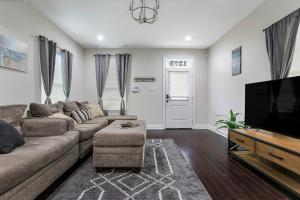 Μια τηλεόραση ή/και κέντρο ψυχαγωγίας στο Luxury 3-Bedroom Oasis with Open Living Space & Designer Touches