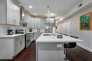 Η κουζίνα ή μικρή κουζίνα στο Luxury 3-Bedroom Oasis with Open Living Space & Designer Touches