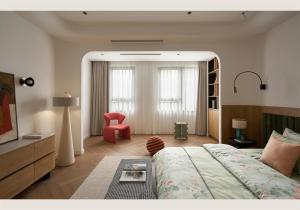 Una cama o camas en una habitación de The Amber Lotus Hanoi-Elegant Stay with Rooftop Pool & Free Pickup-Near Old Quarter