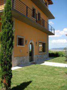 Villa con vistas a la parte delantera de la casa en Hotel Michelangelo, en San Bartolomeo in Galdo