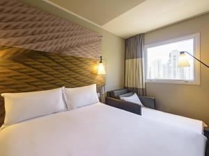 Ένα ή περισσότερα κρεβάτια σε δωμάτιο στο ibis Sao Paulo Ibirapuera