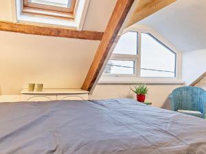 a bedroom with a bed and a window at 2 Bed in Gunnislake 89580 in Gunnislake
