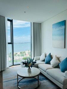 下龙湾A La Carte Hạ Long- Little Kun Homestay的客厅里有一张沙发和一张桌子。 更多2张照片