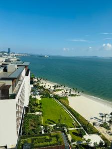 下龙湾A La Carte Hạ Long- Little Kun Homestay的从大楼欣赏海滩美景