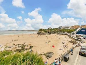 un grupo de personas en una playa cerca del agua en 3 Bed in Newquay 90070, en Newquay