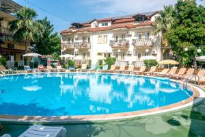 Bazén v ubytování Metin Hotel nebo v jeho okolí