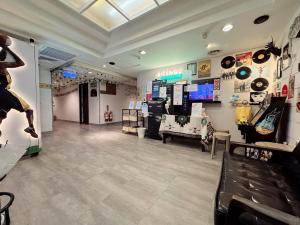 a store with a large room with a shoe shop at 溫情自助旅店 in Taoyuan