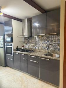 パナマシティにあるBeautiful Apartment with Balcony in the Heart of Panama Cityのキッチン(ステンレス製の電化製品、シンク付)