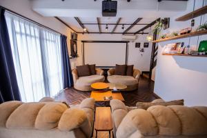 Posezení v ubytování Cinema Resorts 1