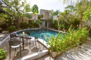 Bazén v ubytování Villa Iris in Hue with Pool and BBQ nebo v jeho okolí