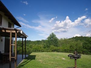 uitzicht op een tuin naast een huis bij B&B Cascina Dei Levrieri in Capriglio