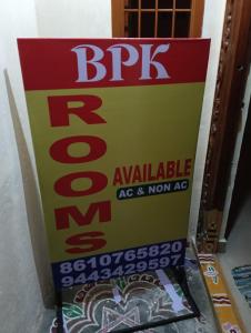een doos met een bord erop bij BPk ROOmS in Tiruvannamalai