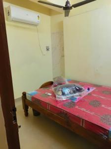 een kamer met een bed en airconditioning bij BPk ROOmS in Tiruvannamalai