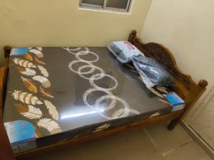 een bed met een heleboel snoeren erop bij BPk ROOmS in Tiruvannamalai