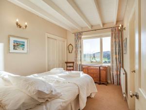 ein Schlafzimmer mit großem Bett und Fenster in der Unterkunft 4 bed in Mindrum 86272 in Carham