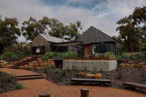 une maison au milieu d'un jardin dans l'établissement The Grove Quindalup - Award Winning Luxury Accommodation, à Quindalup